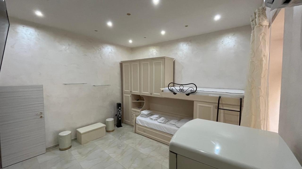 B&B Sasi Napoli Bagian luar foto
