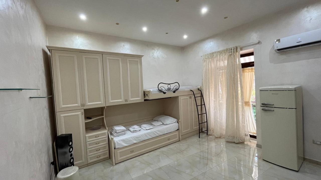 B&B Sasi Napoli Bagian luar foto